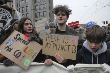 Bundesweiter Klimastreik am 3.3.2023 - Berlin | Rudi Denner/R-mediabase / R-mediabase | <a href=/confor2/?bld=74143&t=d&pst=74132&aid=86&dc=1456&i1=Rudi%20Denner/R-mediabase%20/%20R-mediabase><strong>Download Bild 74143...</strong></a>  |