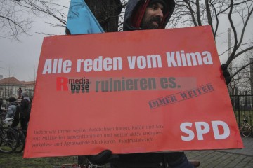 Bundesweiter Klimastreik am 3.3.2023 - Berlin | Rudi Denner/R-mediabase / R-mediabase | <a href=/confor2/?bld=74149&t=d&pst=74132&aid=86&dc=1444&i1=Rudi%20Denner/R-mediabase%20/%20R-mediabase><strong>Download Bild 74149...</strong></a>  |