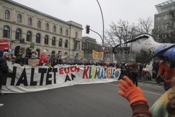 Bundesweiter Klimastreik am 3.3.2023 - Berlin | Rudi Denner/R-mediabase / R-mediabase | <a href=/confor2/?bld=74159&t=d&pst=74132&aid=86&dc=1500&i1=Rudi%20Denner/R-mediabase%20/%20R-mediabase><strong>Download Bild 74159...</strong></a>  |