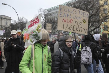 Bundesweiter Klimastreik am 3.3.2023 - Berlin | Rudi Denner/R-mediabase / R-mediabase | <a href=/confor2/?bld=74161&t=d&pst=74132&aid=86&dc=1504&i1=Rudi%20Denner/R-mediabase%20/%20R-mediabase><strong>Download Bild 74161...</strong></a>  |
