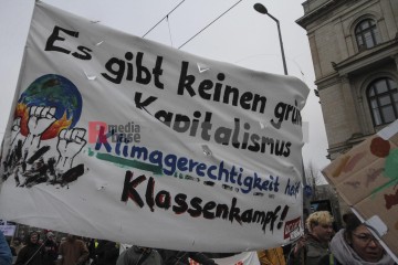 Bundesweiter Klimastreik am 3.3.2023 - Berlin | Rudi Denner/R-mediabase / R-mediabase | <a href=/confor2/?bld=74169&t=d&pst=74132&aid=86&dc=1521&i1=Rudi%20Denner/R-mediabase%20/%20R-mediabase><strong>Download Bild 74169...</strong></a>  |