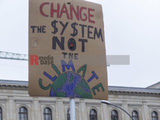 Bundesweiter Klimastreik am 3.3.2023 - Berlin | Rudi Denner/R-mediabase / R-mediabase | <a href=/confor2/?bld=74133&t=d&pst=74132&aid=86&dc=0232&i1=Rudi%20Denner/R-mediabase%20/%20R-mediabase><strong>Download Bild 74133...</strong></a>  |