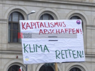 Bundesweiter Klimastreik am 3.3.2023 - Berlin | Rudi Denner/R-mediabase / R-mediabase | <a href=/confor2/?bld=74138&t=d&pst=74132&aid=86&dc=0237&i1=Rudi%20Denner/R-mediabase%20/%20R-mediabase><strong>Download Bild 74138...</strong></a>  |