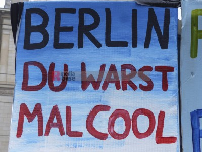 Bundesweiter Klimastreik am 3.3.2023 - Berlin <i>Bild 74139 Denner</i><br><a href=/email-download/?bld=74139><strong>DirektDownload</strong></a>