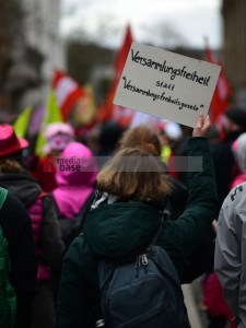 „<strong>Versammlungsfreiheitsgesetz stoppen“ – Demonstration in Wiesbaden</strong> <i>Bild 74384 Timo Krügener</i><br><a href=/email-download/?bld=74384><strong>DirektDownload</strong></a>