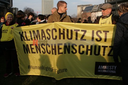 Fridays for Future Düsseldorf: Globaler Klimastreik <i>Bild 74030 Manuela Hillekamps</i><br><a href=/email-download/?bld=74030><strong>DirektDownload</strong></a>