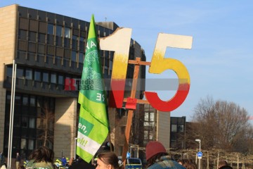 Fridays for Future Düsseldorf: Globaler Klimastreik <i>Bild 74032 Manuela Hillekamps</i><br><a href=/confor2/?bld=74032&pst=74018&aid=613>Download (Anfrage)</a>  /  <a href=/?page_id=74018#jig2>zur Galerie</a>