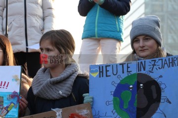Fridays for Future Düsseldorf: Globaler Klimastreik <i>Bild 74022 Manuela Hillekamps</i><br><a href=/confor2/?bld=74022&pst=74018&aid=613>Download (Anfrage)</a>  /  <a href=/?page_id=74018#jig2>zur Galerie</a>