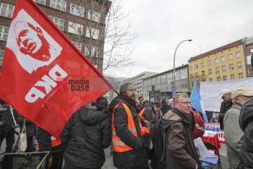 Ostermarsch Berlin 2023, DKP | Rudi Denner/R-mediabase / R-mediabase | <a href=/confor2/?bld=74824&t=d&pst=74817&aid=86&dc=1325&i1=Rudi%20Denner/R-mediabase%20/%20R-mediabase><strong>Download Bild 74824...</strong></a>  |