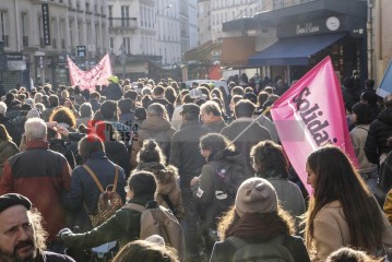 Vorstadt-Demo in Paris gegen die Erhöhung des Renteneintrittsalters <i>Bild 74764 SePiPic</i><br><a href=/confor2/?bld=74764&pst=74754&aid=567>Download (Anfrage)</a>  /  <a href=/?page_id=74754#jig2>zur Galerie</a>