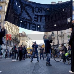 Vorstadt-Demo in Paris gegen die Erhöhung des Renteneintrittsalters <i>Bild 74760 SePiPic</i><br><a href=/confor2/?bld=74760&pst=74754&aid=567>Download (Anfrage)</a>  /  <a href=/?page_id=74754#jig2>zur Galerie</a>