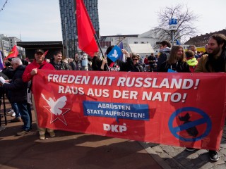 Ostermarsch 2023, Hamburg, DKP | grueter/r-mediabase / R-mediabase | <a href=/confor2/?bld=74985&t=d&pst=75016&aid=575&dc=1242&i1=grueter/r-mediabase%20/%20R-mediabase><strong>Download Bild 74985...</strong></a> |