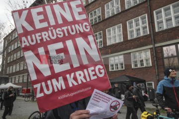 Ostermarsch Berlin 2023 | Rudi Denner/R-mediabase / R-mediabase | <a href=/confor2/?bld=74838&t=d&pst=74817&aid=86&dc=1359&i1=Rudi%20Denner/R-mediabase%20/%20R-mediabase><strong>Download Bild 74838...</strong></a>  |