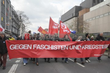 Ostermarsch Berlin 2023, DKP | Rudi Denner/R-mediabase / R-mediabase | <a href=/confor2/?bld=74850&t=d&pst=74817&aid=86&dc=1459&i1=Rudi%20Denner/R-mediabase%20/%20R-mediabase><strong>Download Bild 74850...</strong></a>  |