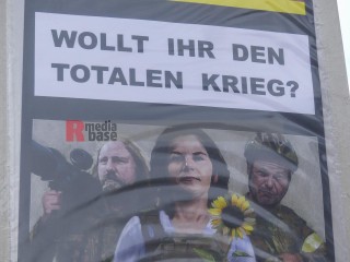 Ostermarsch Berlin 2023 | Rudi Denner/R-mediabase / R-mediabase | <a href=/confor2/?bld=74859&t=d&pst=74817&aid=86&dc=0102&i1=Rudi%20Denner/R-mediabase%20/%20R-mediabase><strong>Download Bild 74859...</strong></a>  |