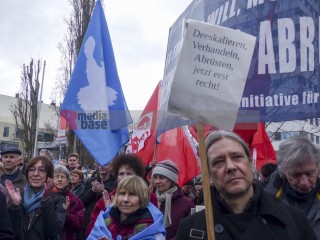 Ostermarsch Berlin 2023 | Rudi Denner/R-mediabase / R-mediabase | <a href=/confor2/?bld=74863&t=d&pst=74817&aid=86&dc=0128&i1=Rudi%20Denner/R-mediabase%20/%20R-mediabase><strong>Download Bild 74863...</strong></a>  |