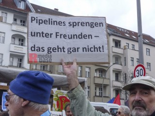Ostermarsch Berlin 2023 | Rudi Denner/R-mediabase / R-mediabase | <a href=/confor2/?bld=74864&t=d&pst=74817&aid=86&dc=0132&i1=Rudi%20Denner/R-mediabase%20/%20R-mediabase><strong>Download Bild 74864...</strong></a>  |
