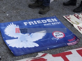 Ostermarsch Berlin 2023, DKP | Rudi Denner/R-mediabase / R-mediabase | <a href=/confor2/?bld=74866&t=d&pst=74817&aid=86&dc=0141&i1=Rudi%20Denner/R-mediabase%20/%20R-mediabase><strong>Download Bild 74866...</strong></a>  |