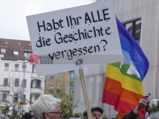 Ostermarsch Berlin 2023 | Rudi Denner/R-mediabase / R-mediabase | <a href=/confor2/?bld=74869&t=d&pst=74817&aid=86&dc=0218&i1=Rudi%20Denner/R-mediabase%20/%20R-mediabase><strong>Download Bild 74869...</strong></a>  |