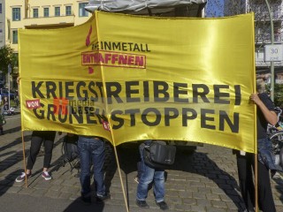 Rheinmetall entwaffnen - Protestaktion in Berlin <i>Bild 75766 Denner</i><br><a href=/confor2/?bld=75766&pst=75762&aid=86>Download (Anfrage)</a>  /  <a href=/?page_id=75762#jig2>zur Galerie</a>