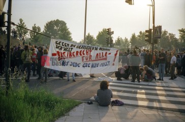 26.5.1993-Demo in Bonn gegen die Asylrechtsänderung <i>Bild 75869 jovofoto</i><br><a href=/confor2/?bld=75869&pst=75864&aid=23>Download (Anfrage)</a>  /  <a href=/?page_id=75864#jig2>zur Galerie</a>