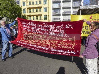 Rheinmetall entwaffnen - Protestaktion in Berlin <i>Bild 75767 Denner</i><br><a href=/confor2/?bld=75767&pst=75762&aid=86>Download (Anfrage)</a>  /  <a href=/?page_id=75762#jig2>zur Galerie</a>