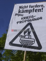 Rheinmetall entwaffnen - Protestaktion in Berlin <i>Bild 75773 Denner</i><br><a href=/confor2/?bld=75773&pst=75762&aid=86>Download (Anfrage)</a>  /  <a href=/?page_id=75762#jig2>zur Galerie</a>