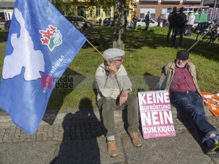 Rheinmetall entwaffnen - Protestaktion in Berlin <i>Bild 75778 Denner</i><br><a href=/confor2/?bld=75778&pst=75762&aid=86>Download (Anfrage)</a>  /  <a href=/?page_id=75762#jig2>zur Galerie</a>