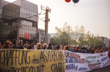 26.5.1993-Demo in Bonn gegen die Asylrechtsänderung <i>Bild 75884 jovofoto</i><br><a href=/confor2/?bld=75884&pst=75864&aid=23>Download (Anfrage)</a>  /  <a href=/?page_id=75864#jig2>zur Galerie</a>