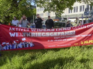 Rheinmetall entwaffnen - Protestaktion in Berlin <i>Bild 75781 Denner</i><br><a href=/confor2/?bld=75781&pst=75762&aid=86>Download (Anfrage)</a>  /  <a href=/?page_id=75762#jig2>zur Galerie</a>