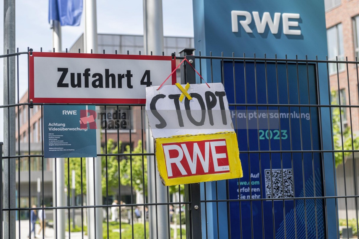 Hauptversammlung der RWE AG am Kipptag der BRD <i>Bild 75642 Perschke</i><br>