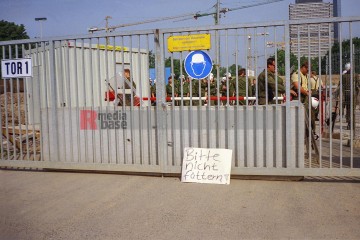 26.5.1993-Demo in Bonn gegen die Asylrechtsänderung <i>Bild 75886 jovofoto</i><br><a href=/confor2/?bld=75886&pst=75864&aid=23>Download (Anfrage)</a>  /  <a href=/?page_id=75864#jig2>zur Galerie</a>