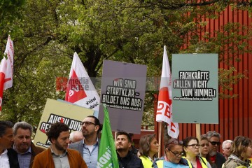 1. Mai in Duisburg, Landeszentrale Kundgebung des DGB | Manuela Hillekamps | <a href=/confor2/?bld=75488&t=d&pst=75483&aid=613&dc=1105&i1=Manuela%20Hillekamps><strong>Download Bild 75488...</strong></a> |