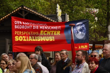 1. Mai in Duisburg, Landeszentrale Kundgebung des DGB | Manuela Hillekamps | <a href=/confor2/?bld=75491&t=d&pst=75483&aid=613&dc=1110&i1=Manuela%20Hillekamps><strong>Download Bild 75491...</strong></a> |