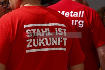 1. Mai in Duisburg, Landeszentrale Kundgebung des DGB | Manuela Hillekamps | <a href=/confor2/?bld=75497&t=d&pst=75483&aid=613&dc=1210&i1=Manuela%20Hillekamps><strong>Download Bild 75497...</strong></a> |