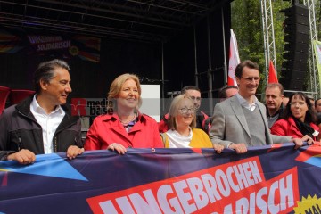 1. Mai in Duisburg, Landeszentrale Kundgebung des DGB | Manuela Hillekamps | <a href=/confor2/?bld=75500&t=d&pst=75483&aid=613&dc=1141&i1=Manuela%20Hillekamps><strong>Download Bild 75500...</strong></a> |