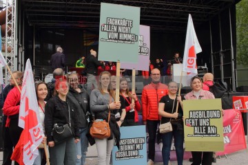 1. Mai in Duisburg, Landeszentrale Kundgebung des DGB | Manuela Hillekamps | <a href=/confor2/?bld=75501&t=d&pst=75483&aid=613&dc=1145&i1=Manuela%20Hillekamps><strong>Download Bild 75501...</strong></a> |