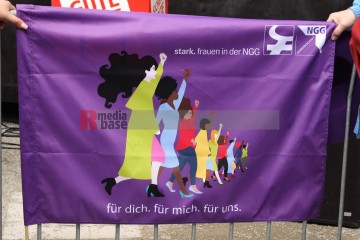 1. Mai in Duisburg, Landeszentrale Kundgebung des DGB | Manuela Hillekamps | <a href=/confor2/?bld=75504&t=d&pst=75483&aid=613&dc=1152&i1=Manuela%20Hillekamps><strong>Download Bild 75504...</strong></a> |