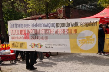 1. Mai in Duisburg, Landeszentrale Kundgebung des DGB | Manuela Hillekamps | <a href=/confor2/?bld=75511&t=d&pst=75483&aid=613&dc=1237&i1=Manuela%20Hillekamps><strong>Download Bild 75511...</strong></a> |