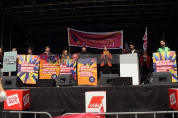 1. Mai in Duisburg, Landeszentrale Kundgebung des DGB | Manuela Hillekamps | <a href=/confor2/?bld=75510&t=d&pst=75483&aid=613&dc=1247&i1=Manuela%20Hillekamps><strong>Download Bild 75510...</strong></a> |