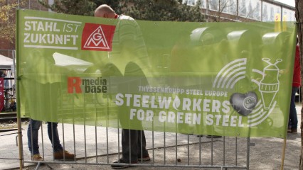 1. Mai in Duisburg, Landeszentrale Kundgebung des DGB | Manuela Hillekamps | <a href=/confor2/?bld=75516&t=d&pst=75483&aid=613&dc=1305&i1=Manuela%20Hillekamps><strong>Download Bild 75516...</strong></a> |