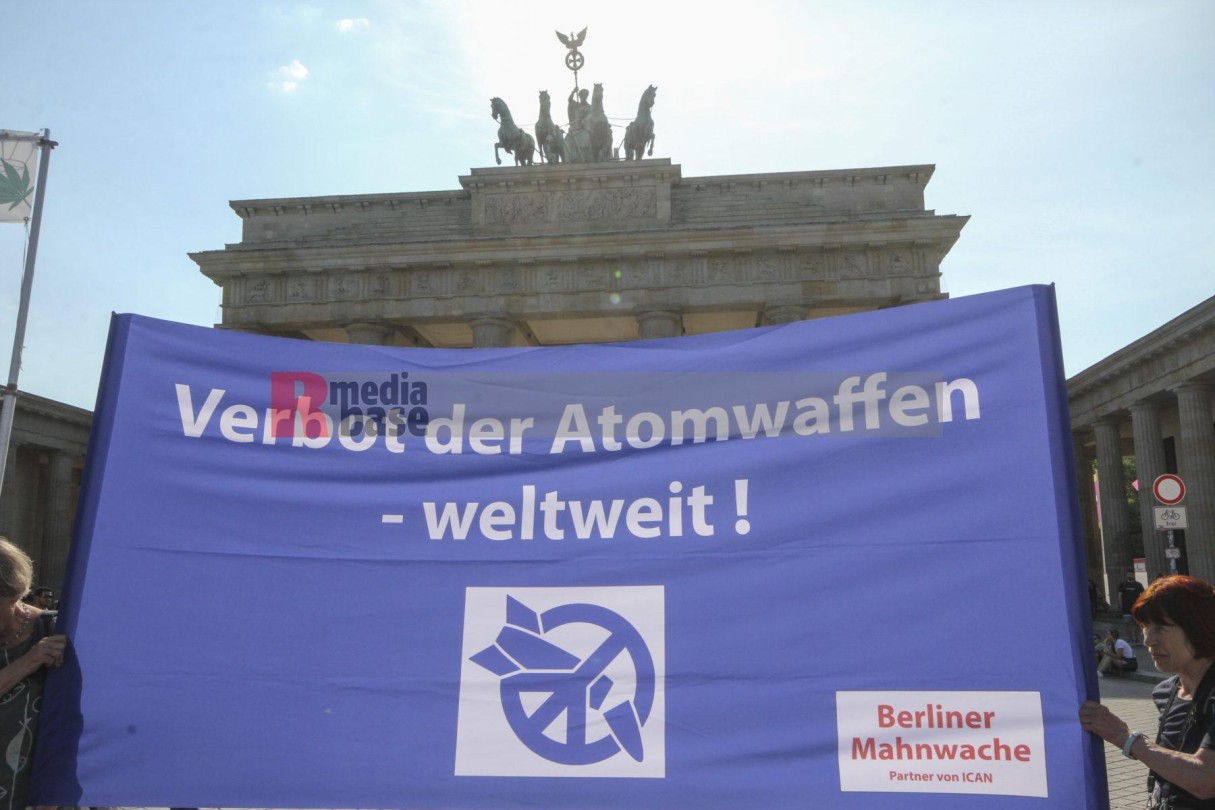 Regelmäßige Mahnwache zum Atomwaffenverbotsvertrag in Berlin <i>Bild 76054 Denner</i><br>