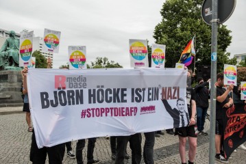 Protest gegen AfD-Kunfgebung in Magdeburg <i>Bild 76215 Christian Schneider</i><br><a href=/confor2/?bld=76215&pst=76109&aid=615>Download (Anfrage)</a>  /  <a href=/?page_id=76109#jig2>zur Galerie</a>