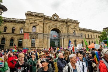 Demo gegen den Bundesparteitag der AfD in Magdeburg <i>Bild 76377 Christian Schneider</i><br><a href=/confor2/?bld=76377&pst=0&aid=615>Download (Anfrage)</a>  /  <a href=/?page_id=0#jig2>zur Galerie</a>