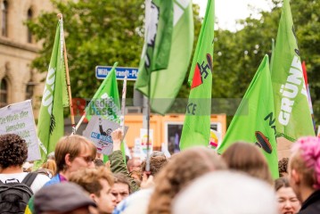 Demo gegen den Bundesparteitag der AfD in Magdeburg <i>Bild 76379 Christian Schneider</i><br><a href=/confor2/?bld=76379&pst=0&aid=615>Download (Anfrage)</a>  /  <a href=/?page_id=0#jig2>zur Galerie</a>