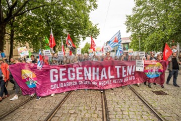 Demo gegen den Bundesparteitag der AfD in Magdeburg <i>Bild 76382 Christian Schneider</i><br><a href=/confor2/?bld=76382&pst=0&aid=615>Download (Anfrage)</a>  /  <a href=/?page_id=0#jig2>zur Galerie</a>