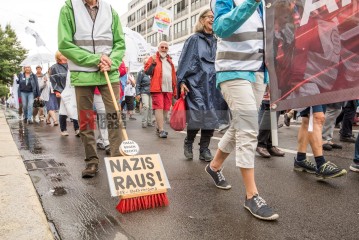 Demo gegen den Bundesparteitag der AfD in Magdeburg <i>Bild 76393 Christian Schneider</i><br><a href=/confor2/?bld=76393&pst=0&aid=615>Download (Anfrage)</a>  /  <a href=/?page_id=0#jig2>zur Galerie</a>