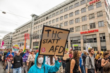 Demo gegen den Bundesparteitag der AfD in Magdeburg <i>Bild 76399 Christian Schneider</i><br><a href=/confor2/?bld=76399&pst=0&aid=615>Download (Anfrage)</a>  /  <a href=/?page_id=0#jig2>zur Galerie</a>