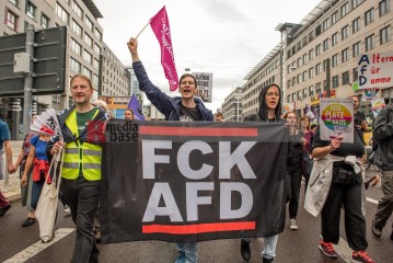 Demo gegen den Bundesparteitag der AfD in Magdeburg <i>Bild 76401 Christian Schneider</i><br><a href=/confor2/?bld=76401&pst=0&aid=615>Download (Anfrage)</a>  /  <a href=/?page_id=0#jig2>zur Galerie</a>