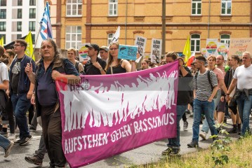 Demo gegen den Bundesparteitag der AfD in Magdeburg <i>Bild 76406 Christian Schneider</i><br><a href=/confor2/?bld=76406&pst=0&aid=615>Download (Anfrage)</a>  /  <a href=/?page_id=0#jig2>zur Galerie</a>